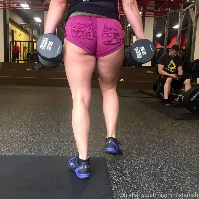 Some dumbbell lunges for the booty gains. Everytime I wear s.. 13