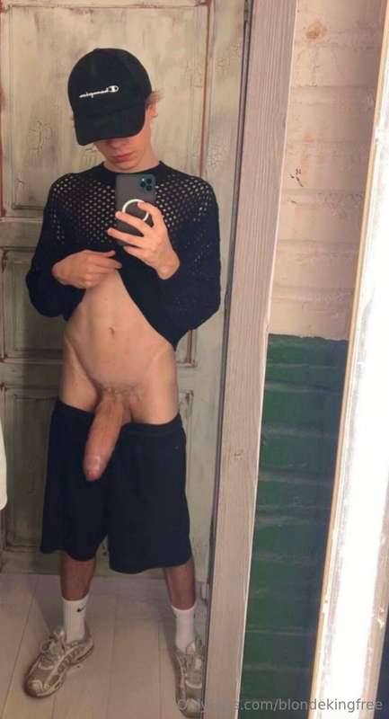 😍 Just look at this🤤He Has The He Has The BIGGEST TWINK COCK..