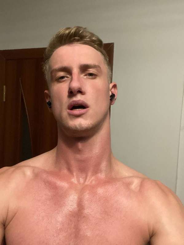 The real hung VERS🏳️‍🌈 with monster cock 🍆🤤@nathanielvip 😍Hi.. 3