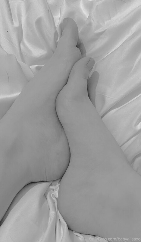 Even my feet are curvy ??‍♀️