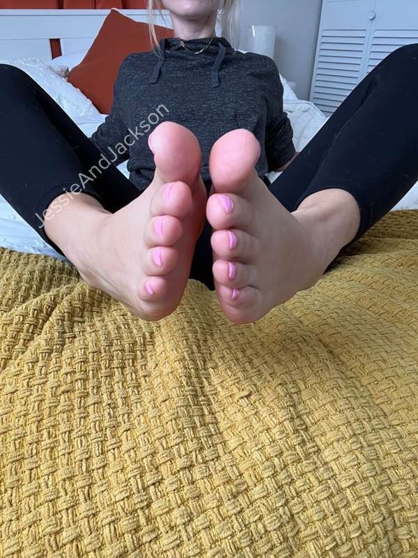 Got a fresh pedicure this morning and wanted to show the foo.. 1
