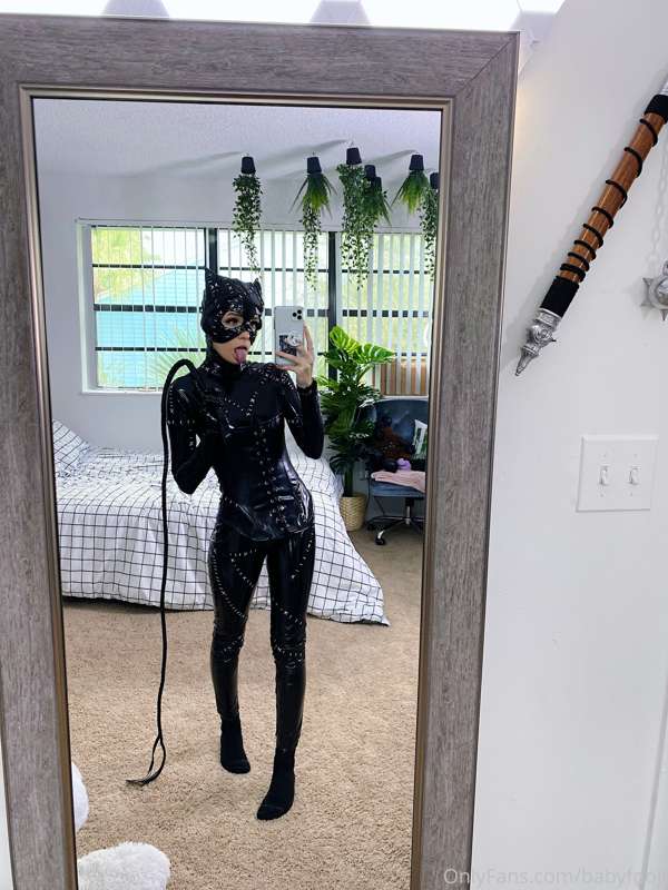 Catwoman (latex) pt. 2 🐱💗 Im definitely bringing this set ba.. 25