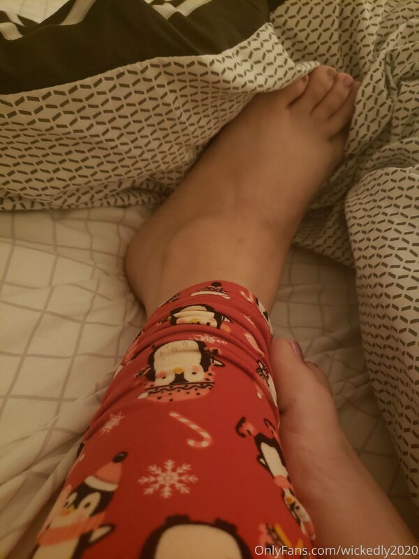 Cute leggings and cold toesies 2