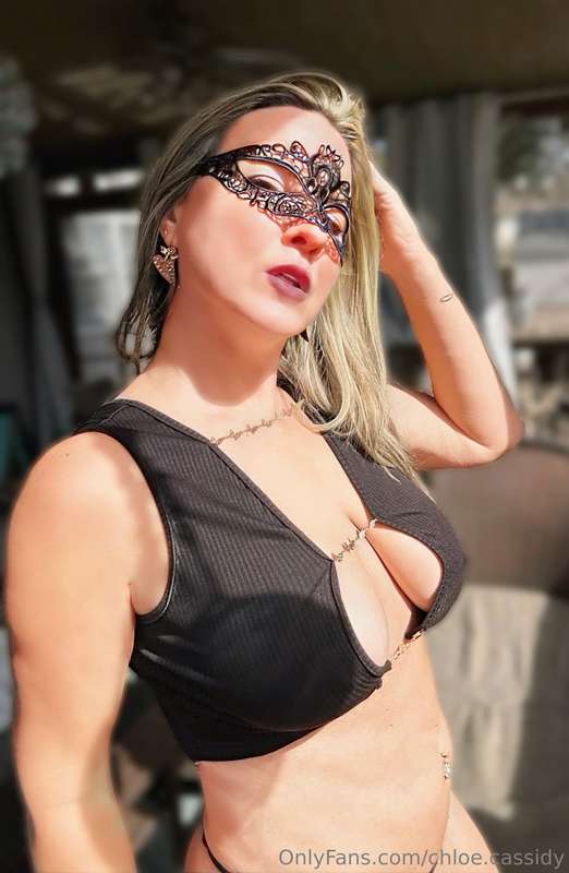 Would you cum on mommys mask💦👅