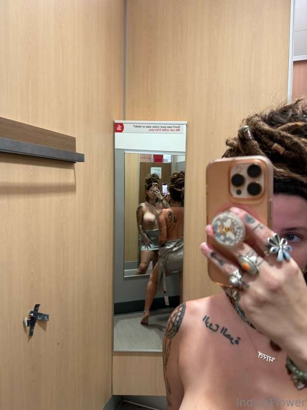 if only i had one of you to fuck me in this dressing room 😍🤭 3
