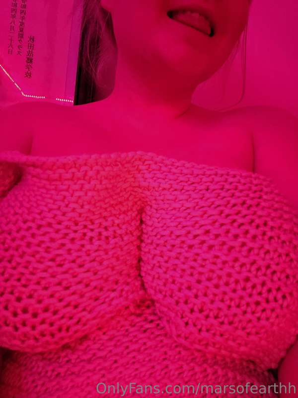 Knitted blankets are cozy af.