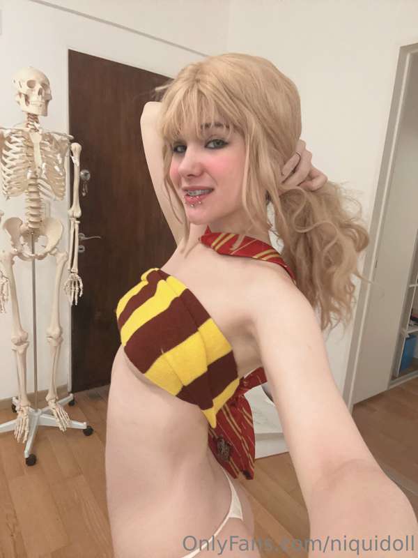 Hiii, I'm Hermione, wanna see some tricks? ❣️ I can put your.. 27