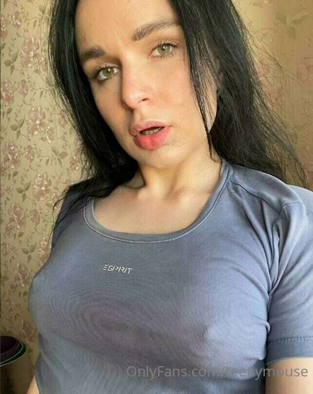 @difoxxie😳😳OMG her nipples are always hard when she talks to..