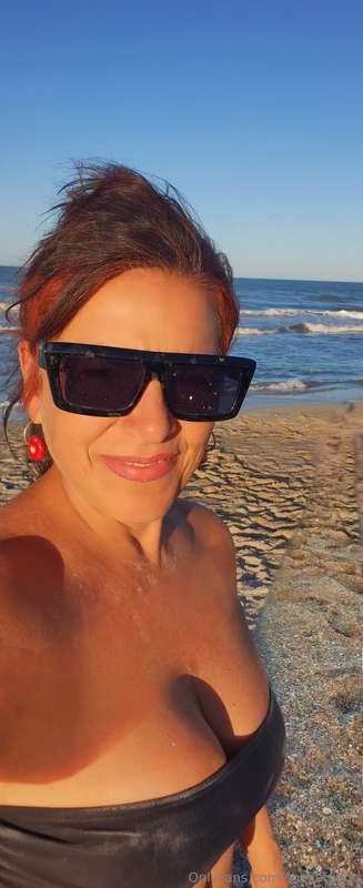 My whole tail is full of sand.Tengo toda la cola llena de ar..