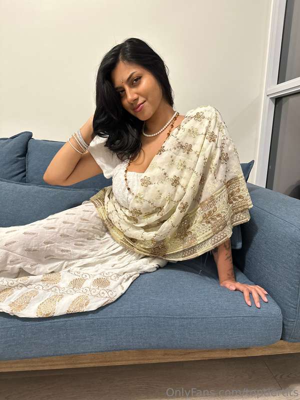 Desi Girlfriend's Secret Desire: SFW Photo Set 2

Model: @th.. 1