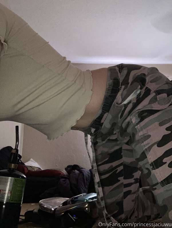 My skinny waist is so thin and pretty 😍 grab my hips baby