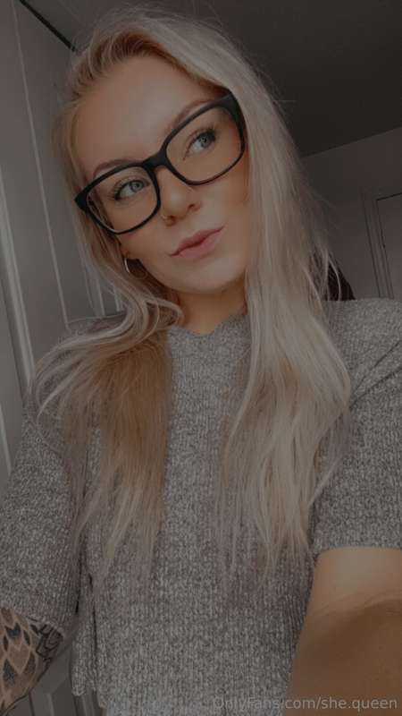 Apparently some of you prefer me with my glasses on?🙈🩷 maybe..