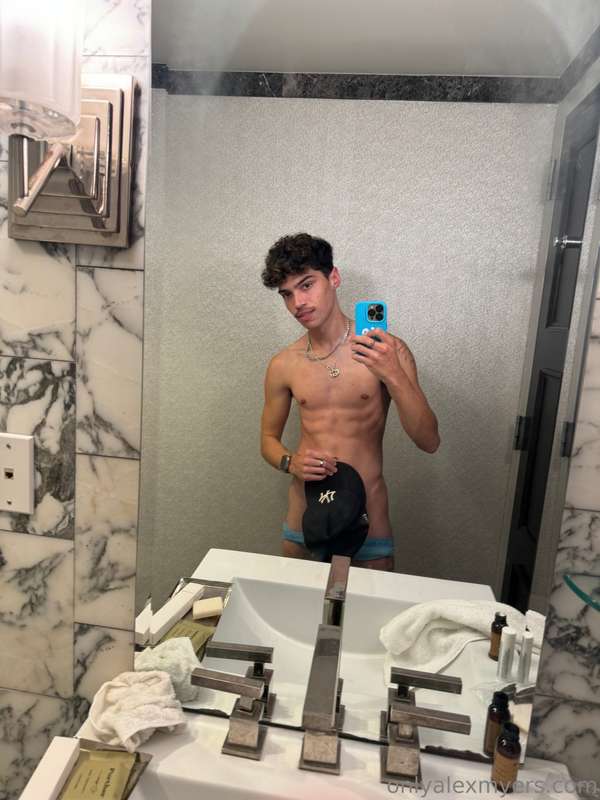 Would you ***SNIFF*** my 🎩? 3