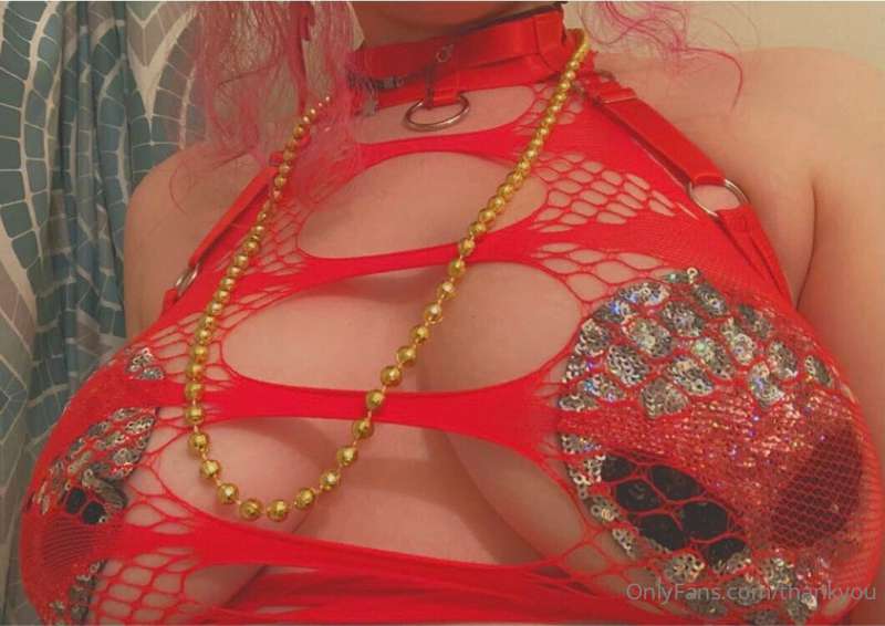 \(//∇//)\
What would you do if you saw me wearing this out i..