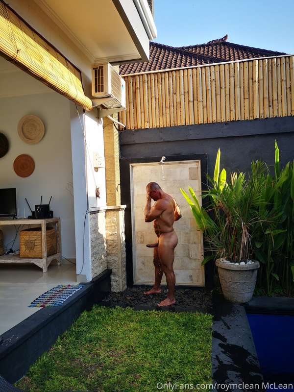 Loved this outdoor shower. Right by our private pool.