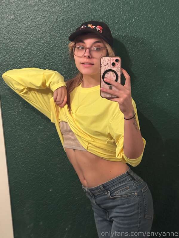 Did some yard work today and got all sweaty 🥰👍I need a massa.. 12