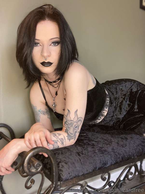 Velvet outfit on a velvet bench. I will slip my panties to t.. 1