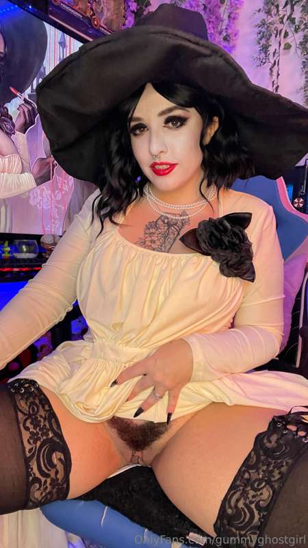Lady D takes off her dress for you 🍑