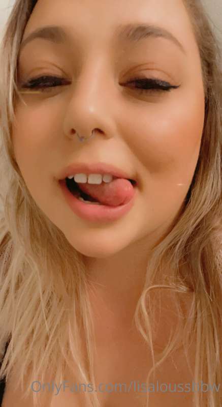 Cute lil selfie, I’ve been learning how to do makeup recentl..