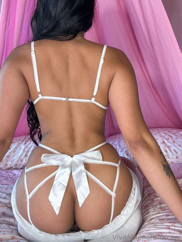 a present with a bow on top 🎁🍑 2