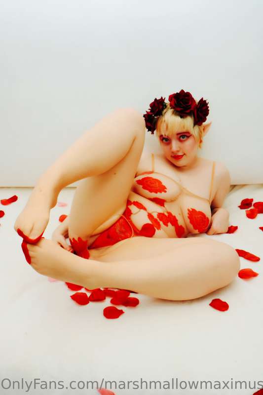 Throwback to this rosy look ❤️🌹

Happy Valentine’s Day!

Sen.. 19