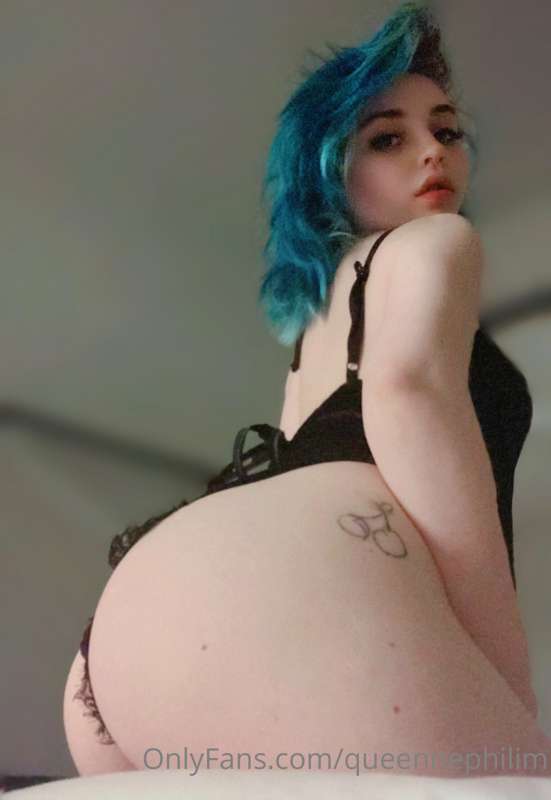 Necessary booty pic deserves necessary kisses 😘 🍑