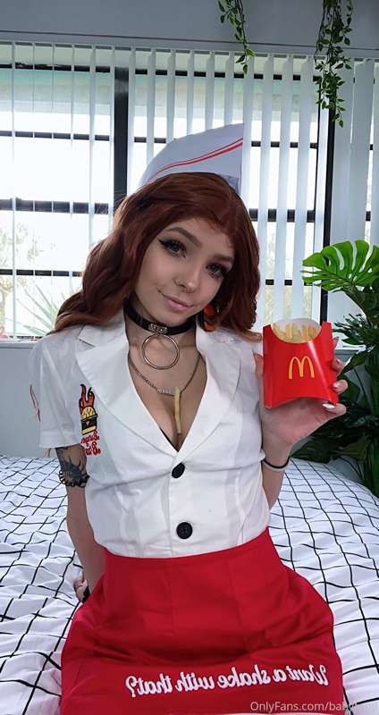Don’t forget to tip your waitress 🍔🙈🖤 which kind of tip woul..