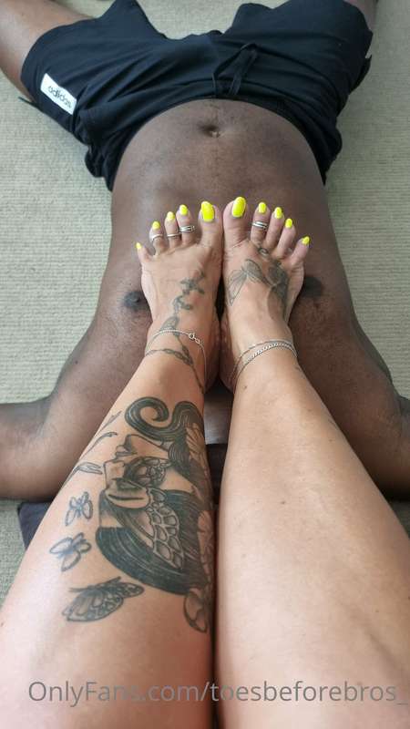 Foot smothered by @madsoles_1 meaty soles 🦶🏼👅🤤 3