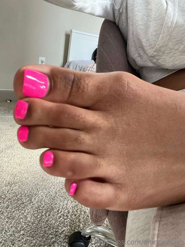 Look at my pretty toes 🥰