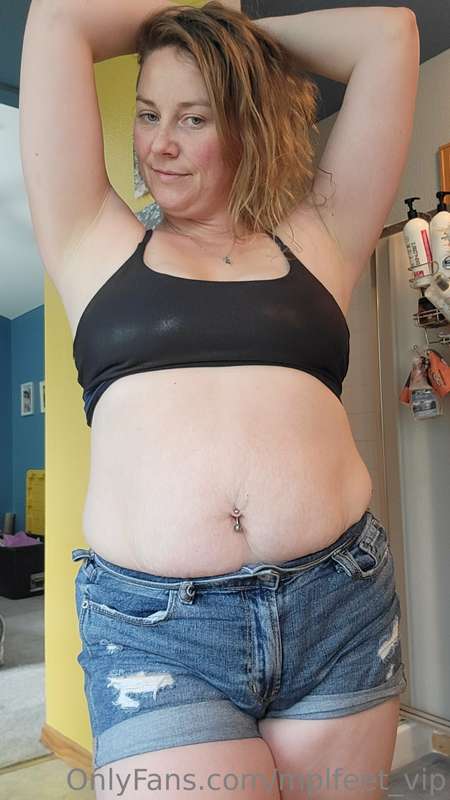 Cleaning house looked cute😘 and my pits looked amazing! 🤷🏼‍♀..