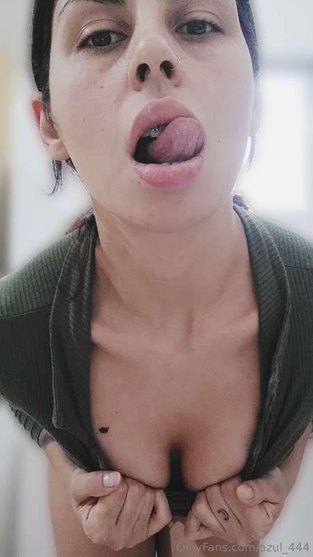 Let me brush my tongue on your skin👅💙