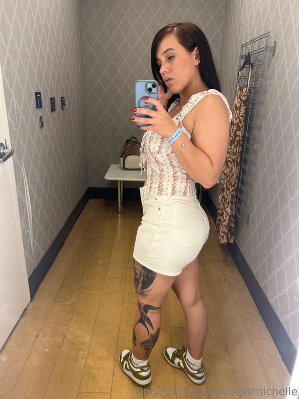 Me tire unas fotos en el probador de ropa 😋 16