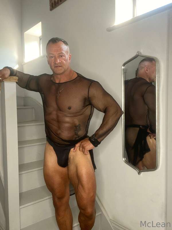 Morning my gorgeous friends, muscle worship Monday has begun.. 3