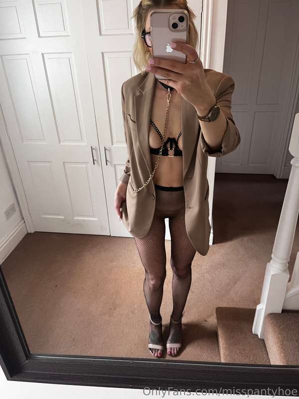 Do you think I look cute in fishnets ? 🖤🐰 3