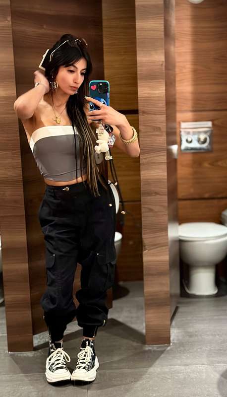 Am I cute? 1000 likes and I’ll flash my tits in the next pos.. 8