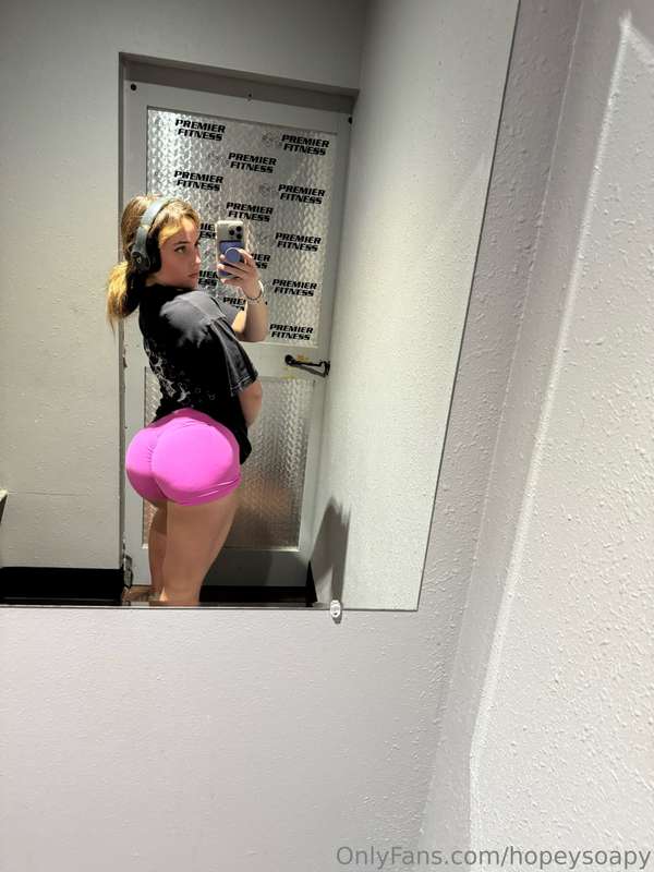 dont you just wanna slap this booty? 🍑