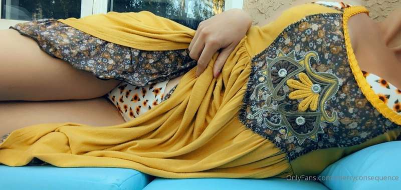 Sunflower peek 🌻🌻