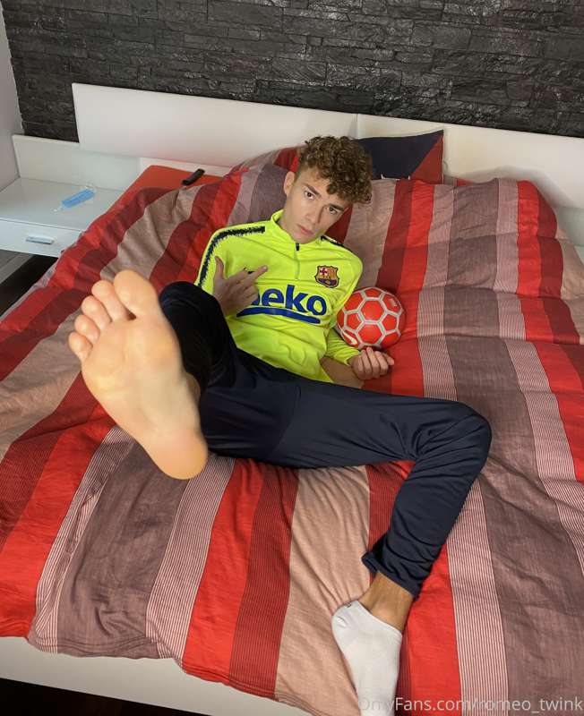 come and lick my feet 😈😏 2