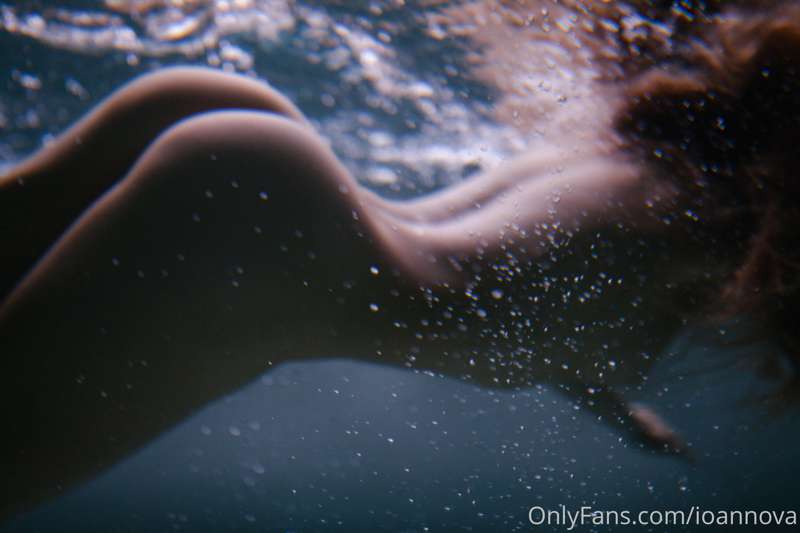 underwater butt art)
1 or 2?