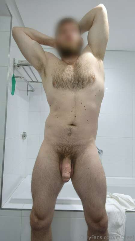 there's a tub behind me, lets squeeze in.