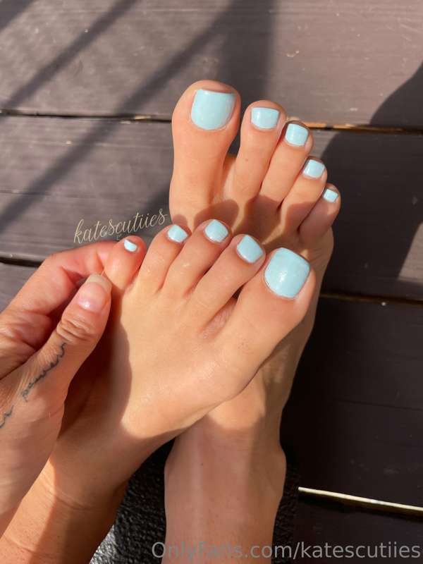 Some close ups of these pretty feet🩵