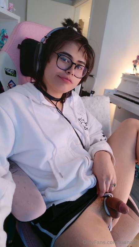 does anyone wanna sit in a discord call and talk about our l.. 8