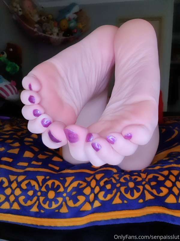 I bet theres a lot you'd like to do to my feet in this posit..