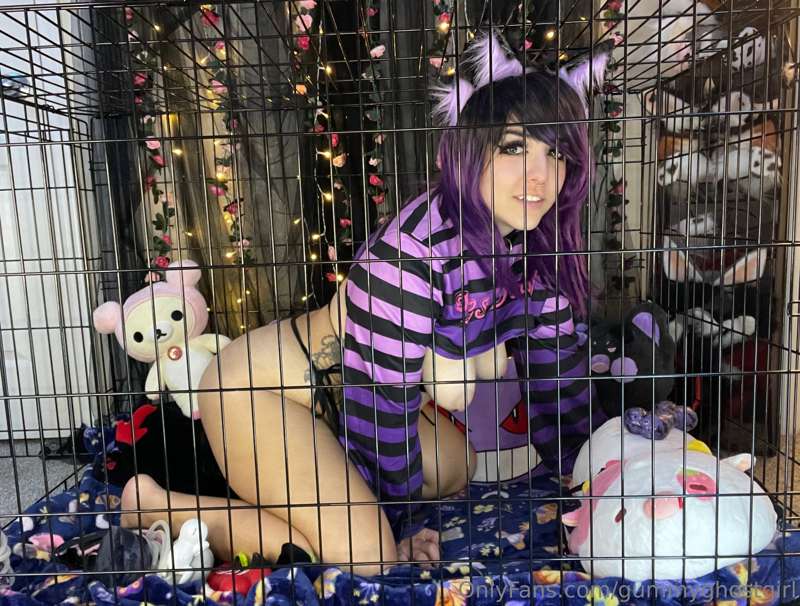 Submissive and breedable? 🖤💜 2