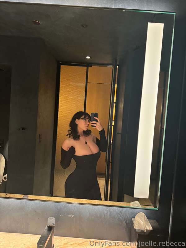 Quick bathroom selfie💋💄