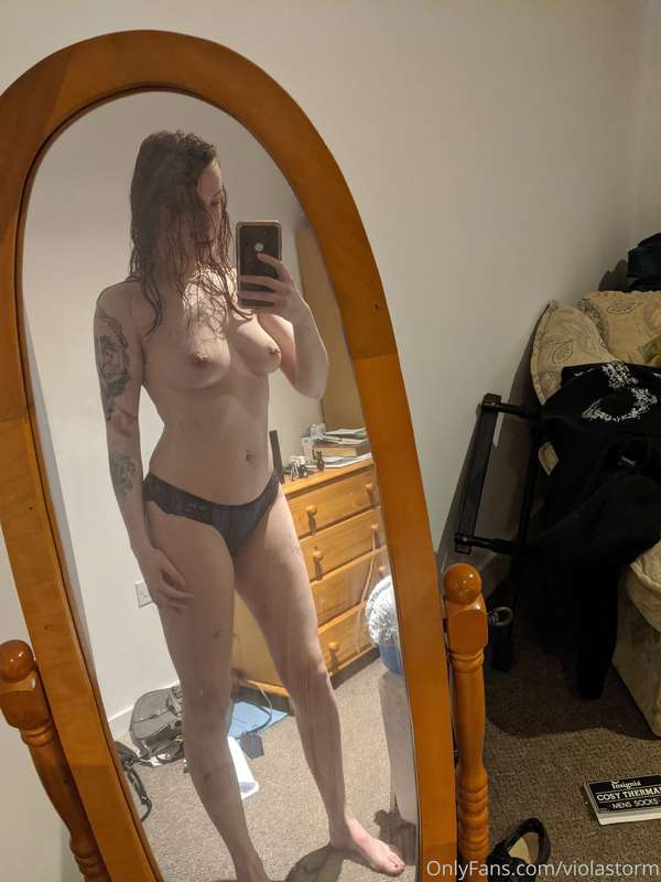 Feeling myself after a shower 😈 2