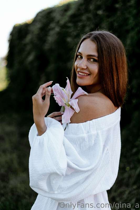 What flower do you associate me with?🌺🌸