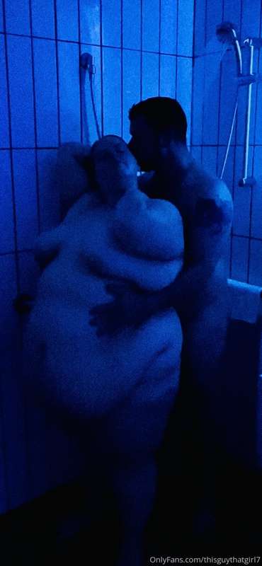 Things got super steamy (and sexy) in the hotel bathroom las.. 6