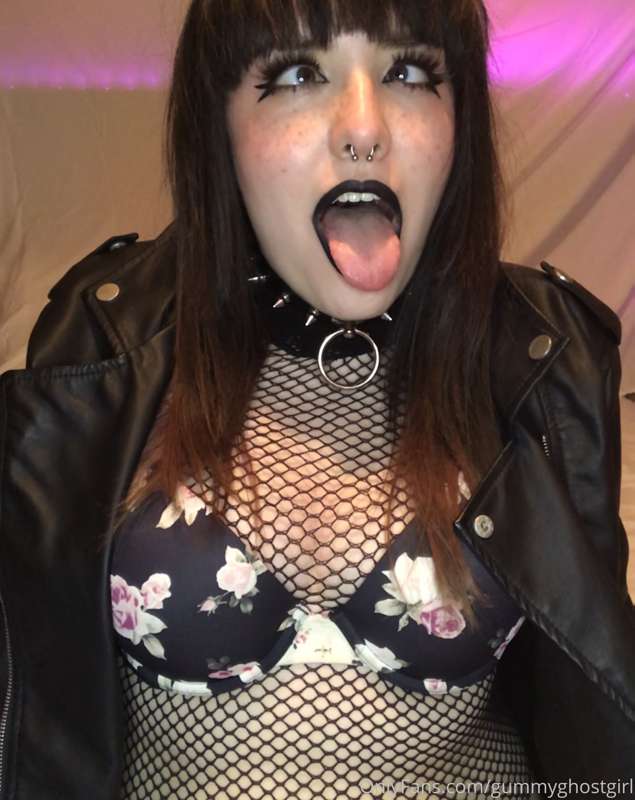 My application to be your goth gf 🖤🥺👉👈
Also thank you to Ste.. 22