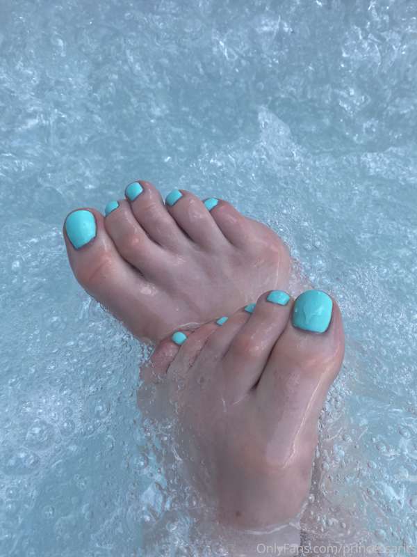 Soaking my feet 
Do you want me to jerk your dick with them .. 1